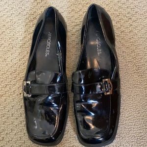 Ladies Aerosoles size 9 black patent leather shoes